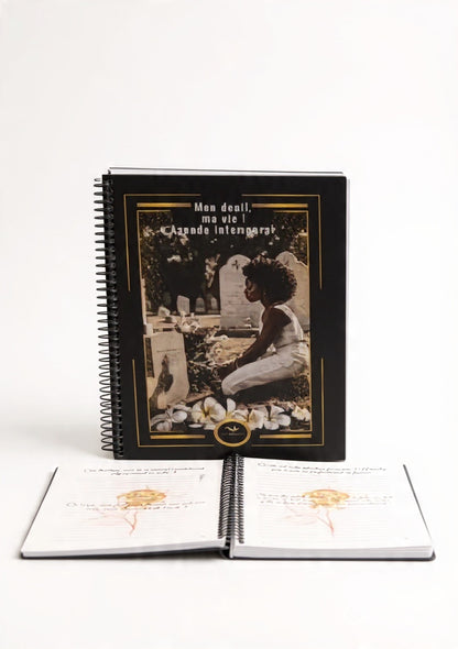 Agenda Mon deuil, ma vie à spirale debout avec pages intérieures ouvertes sur fond blanc