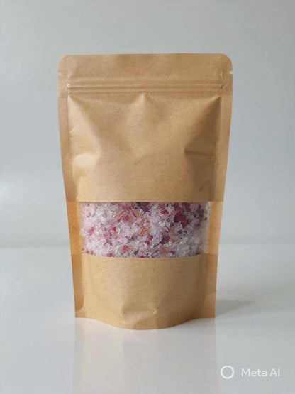 Sachet kraft de sel de bain avec fenêtre de cristaux roses photographié de face