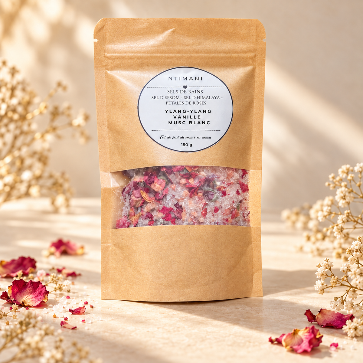 Sachet kraft de sel de bain Présence Sacrée 150 g sur fond crème, avec pétales de rose